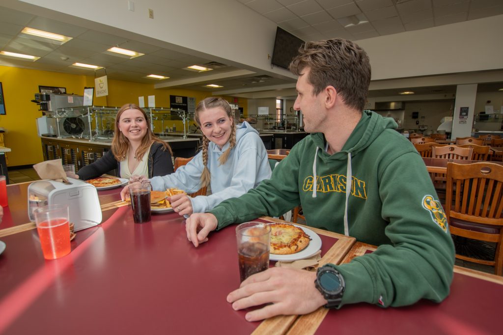 Students eating at Ro Bro, one of the on campus dining options at Clarkson University